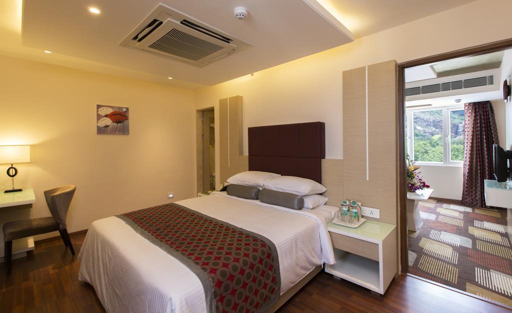 The President Hotel Hubli Room photo